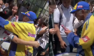 Estudiantes compran todas las Bonice a vendedor de la tercera edad; así fue su reacción